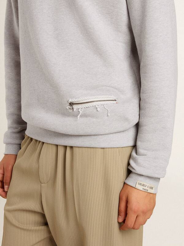 Golden Goose - Men’s gray round neck sweatshirt with contrast stitching in 