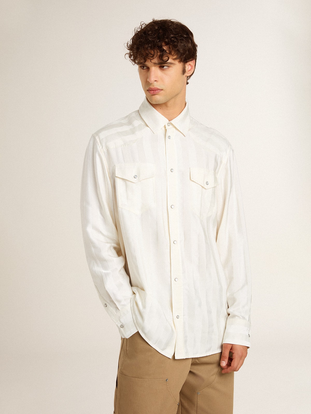 Camisa oversized masculina cor branco usado com listras verticais