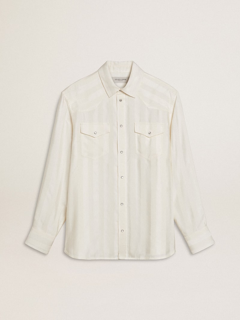 Camisa oversized masculina cor branco usado com listras verticais