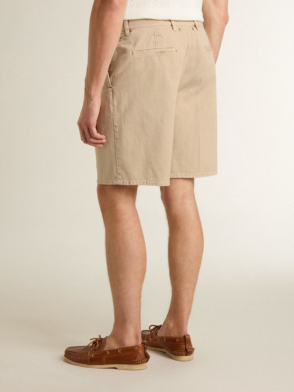 Golden Goose - Bermuda da Uomo in denim color beige con finitura effetto lived-in in 