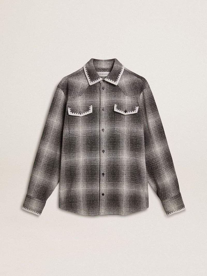 Camisa de hombre gris con bordados blancos