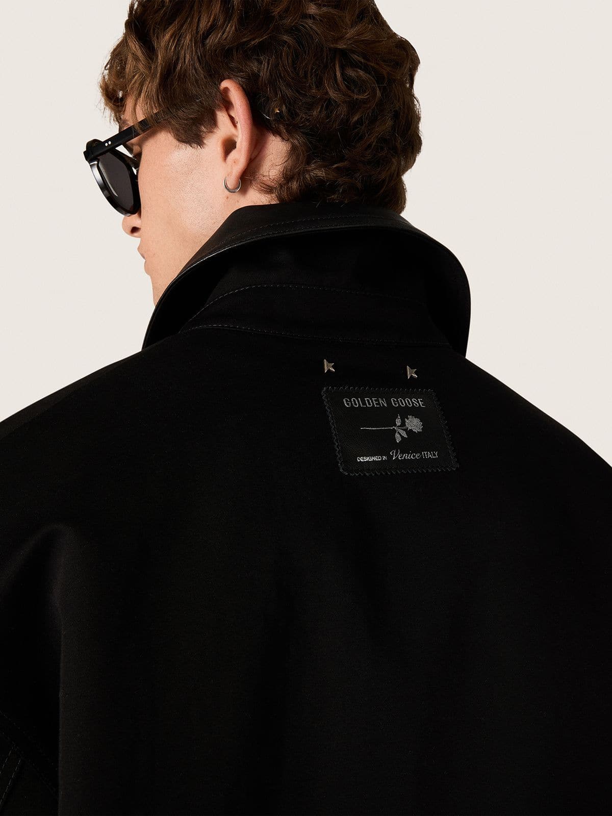 Golden Goose - Wattierte Herrenkurzjacke aus schwarzer Baumwolle mit Lederkragen in 