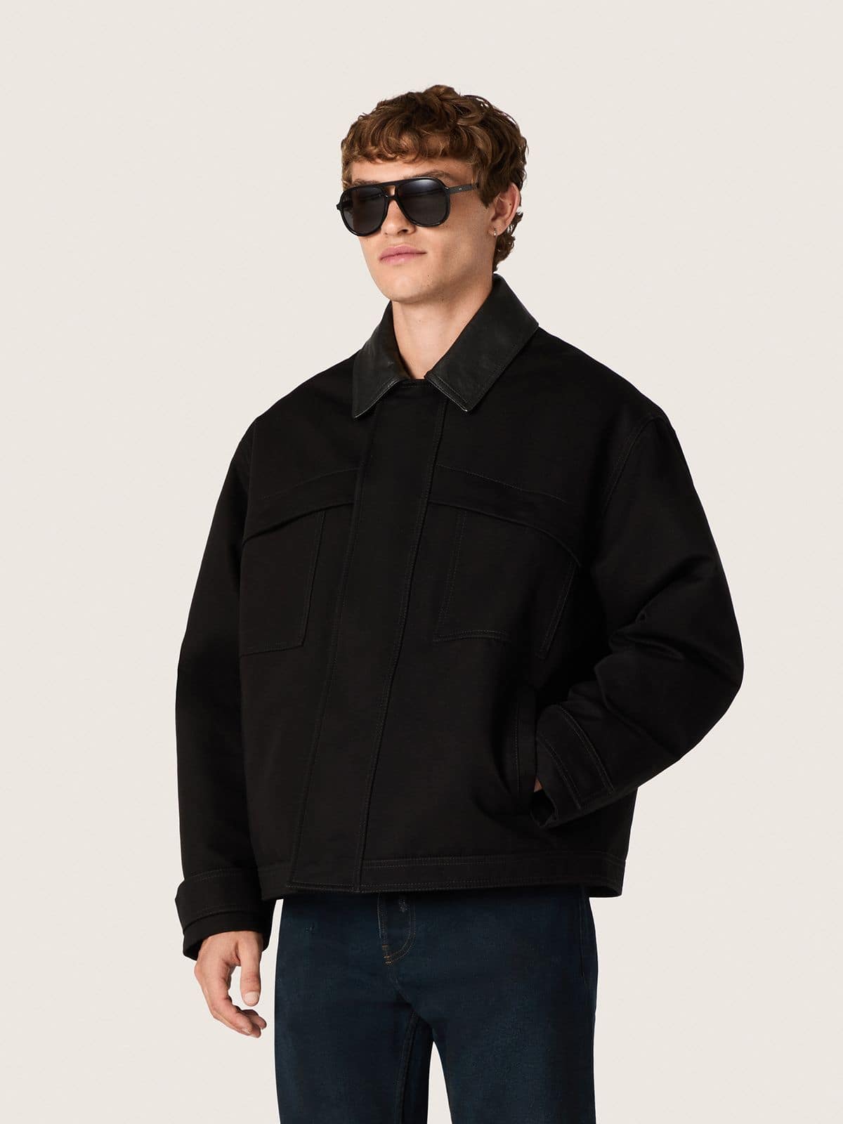 Golden Goose - Wattierte Herrenkurzjacke aus schwarzer Baumwolle mit Lederkragen in 
