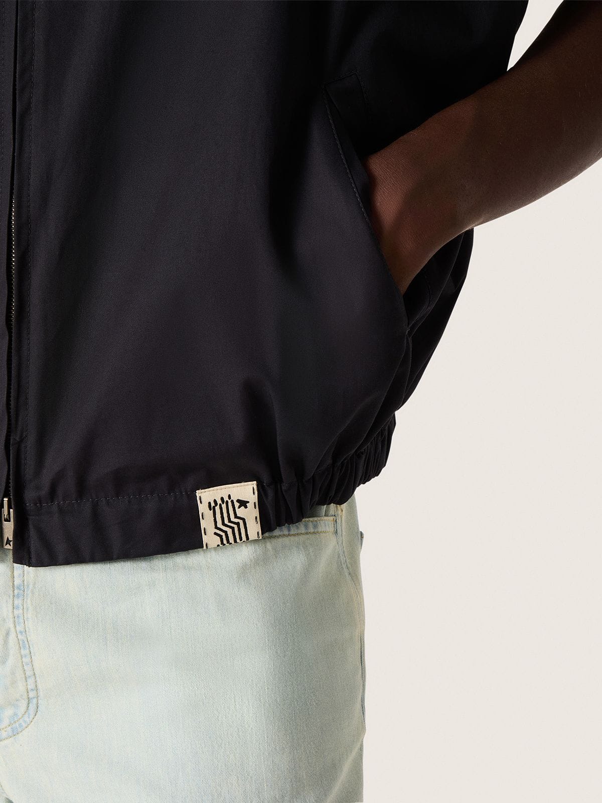 Golden Goose - Gilet da Uomo in twill di cotone blu scuro con zip e etichetta con stampa Flag in 