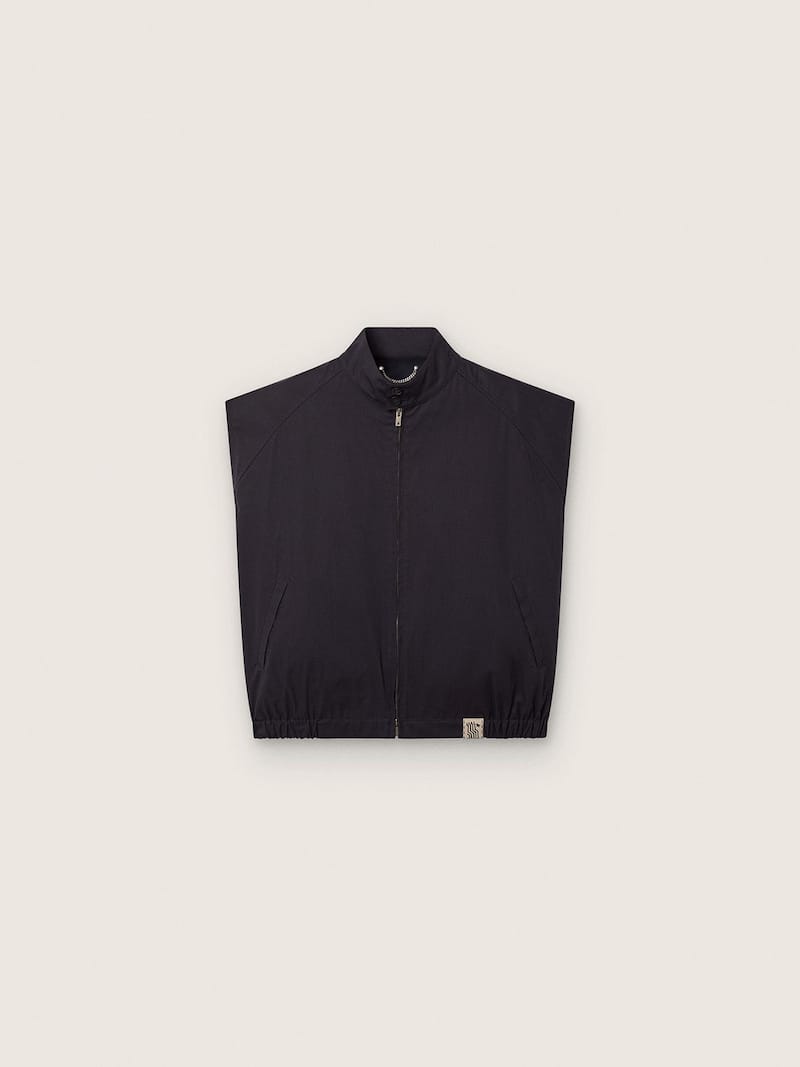 Colete Masculino de twill de algod&atilde;o azul-escuro com z&iacute;per e etiqueta com estampa Flag