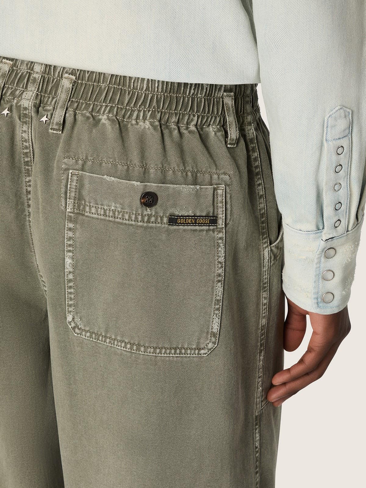 Golden Goose - Pantaloni cargo da uomo in twill di cotone verde fumo in 