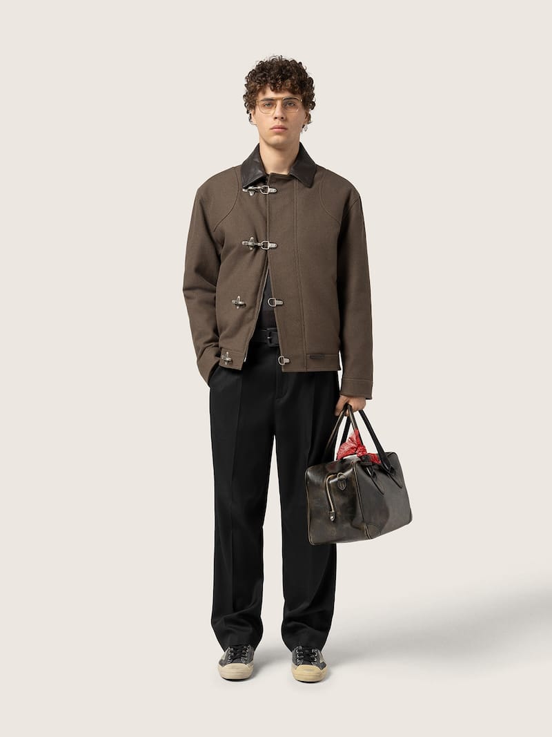 Golden Goose - Jaqueta masculina curta acolchoada de algod&atilde;o marrom com ganchos de metal e gola de couro in 