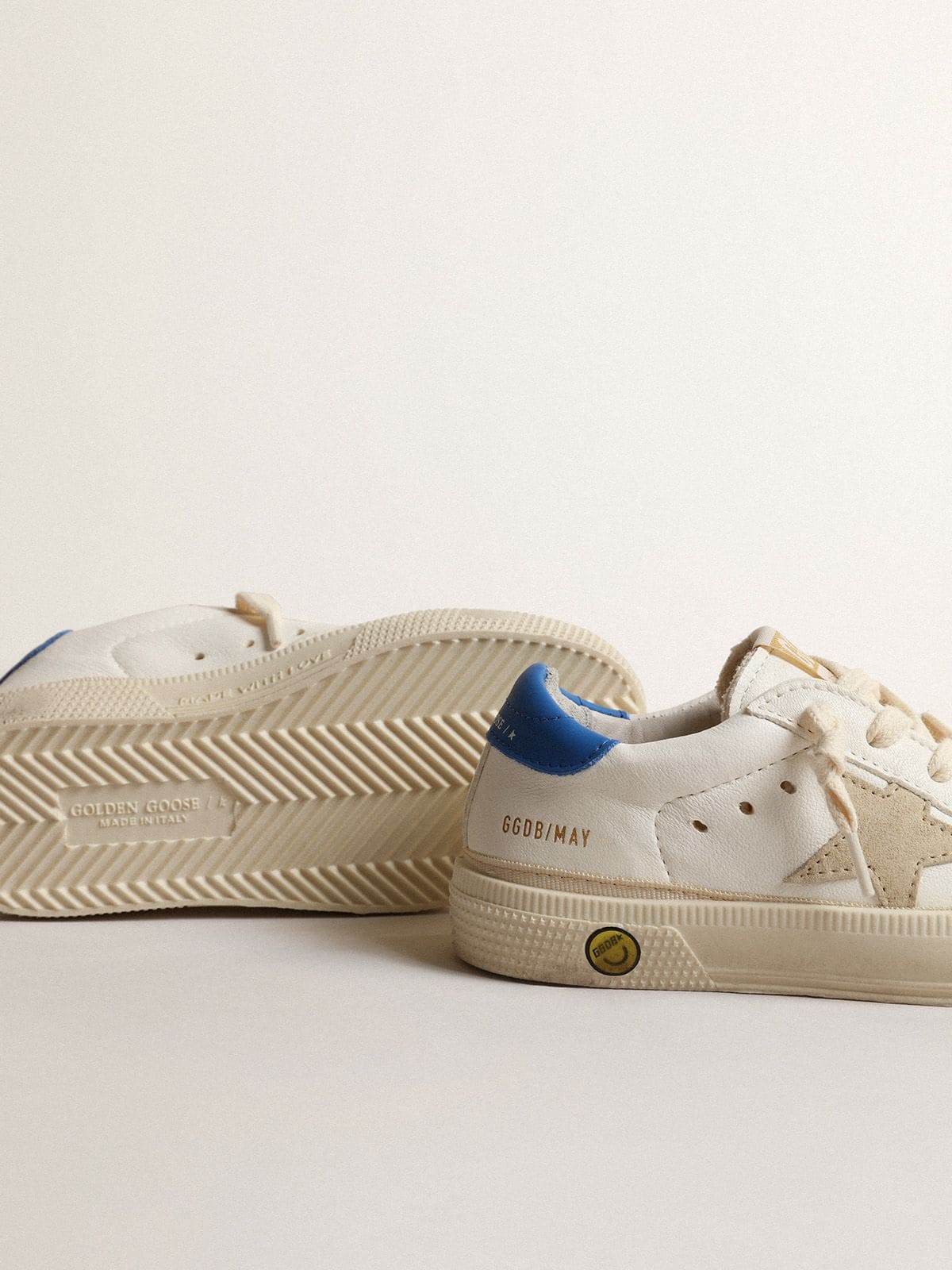 Golden Goose - May Teen blanches avec étoile en cuir velours gris et contrefort bleu in 