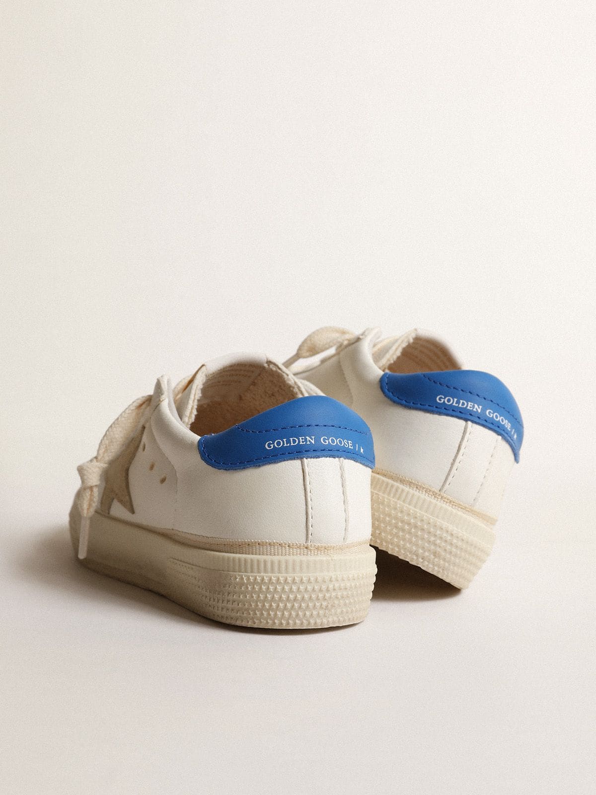 Golden Goose - May Teen blanches avec étoile en cuir velours gris et contrefort bleu in 