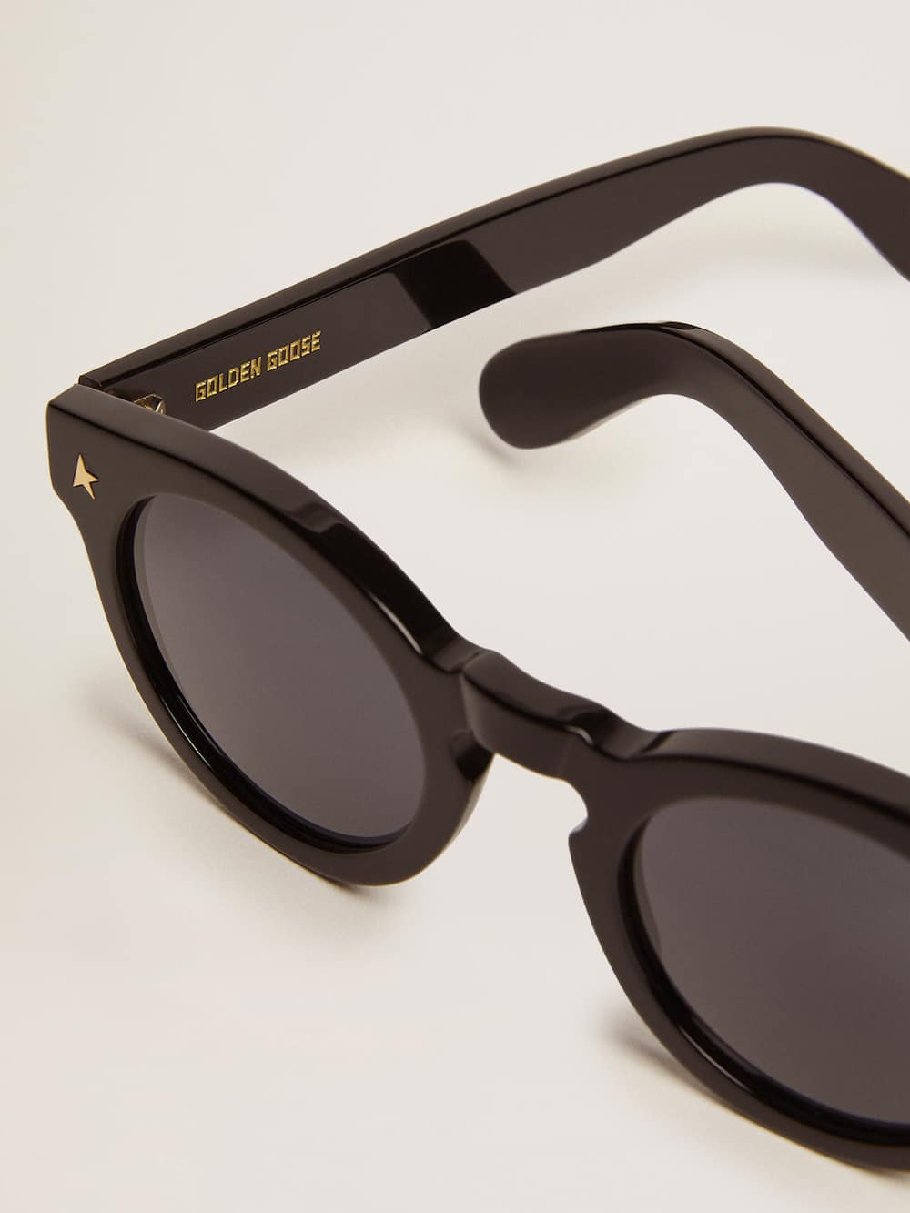 Golden Goose - Óculos de sol modelo Panthos com armação preta e detalhes dourados in 