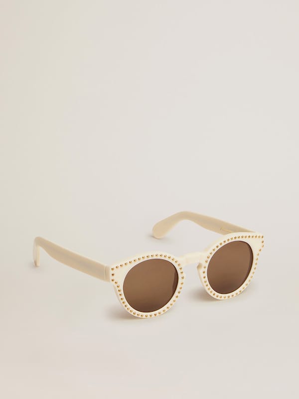 Golden Goose - Óculos de sol modelo Panthos com armação branca e tachas douradas in 