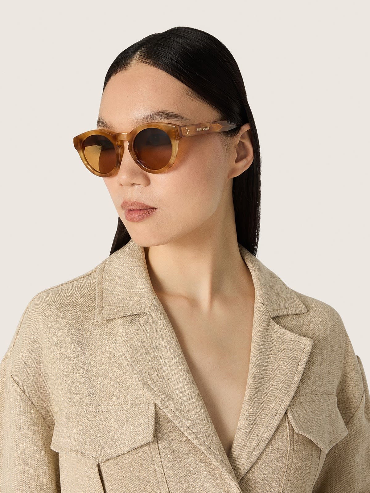 Gafas de sol modelo panthos con montura color miel y lentes beige
