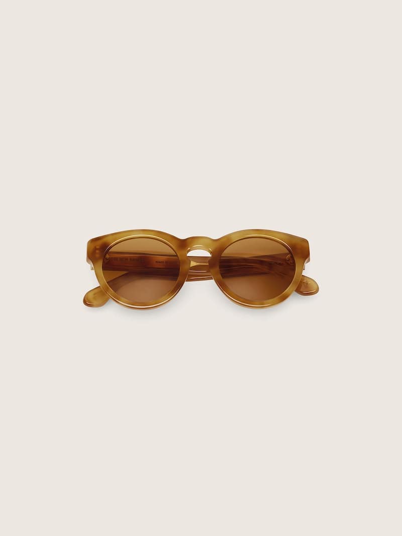 Gafas de sol modelo panthos con montura color miel y lentes beige