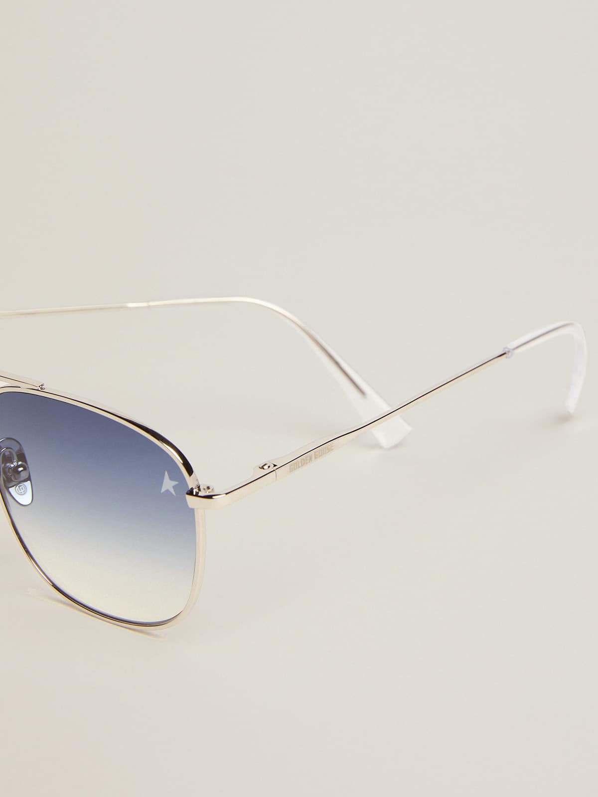 Golden Goose - Sonnenbrille Roger Aviator Modell mit silbernem Rahmen in 