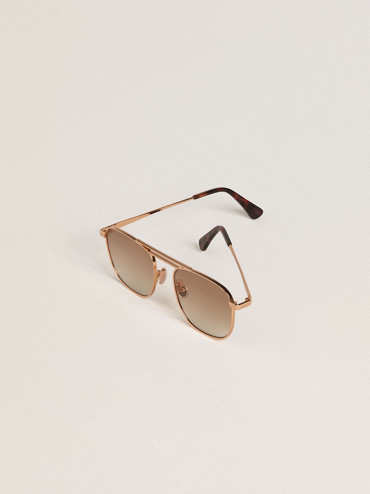 Lunettes de soleil modèle aviateur avec monture dorée et verres beiges