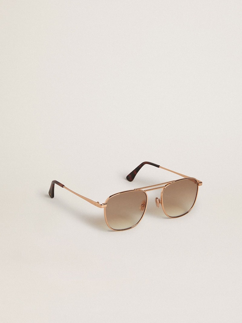 Lunettes de soleil modèle aviateur avec monture dorée et verres beiges