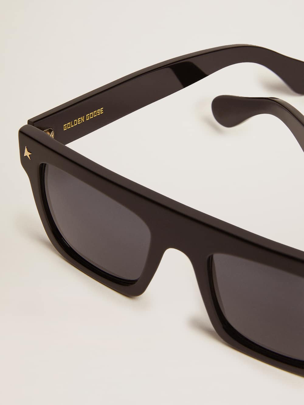 Golden Goose - Óculos de sol modelo Square com armação preta e detalhes dourados in 