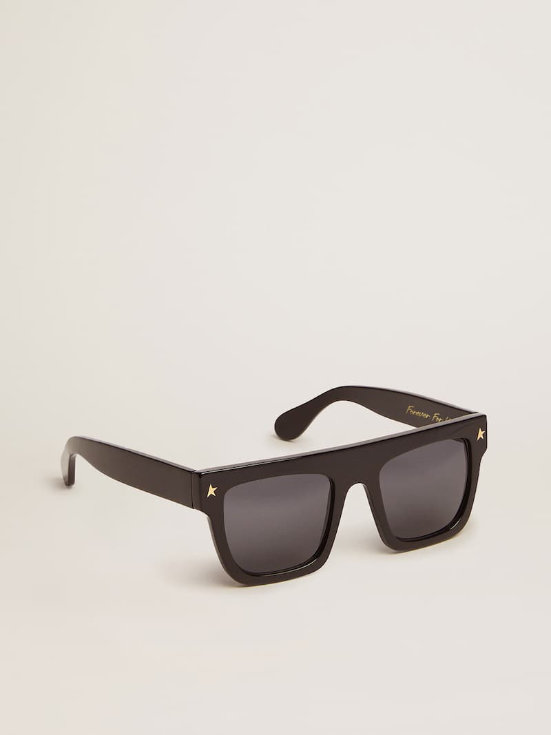 Lunettes de soleil modèle carré avec monture noire et détails dorés