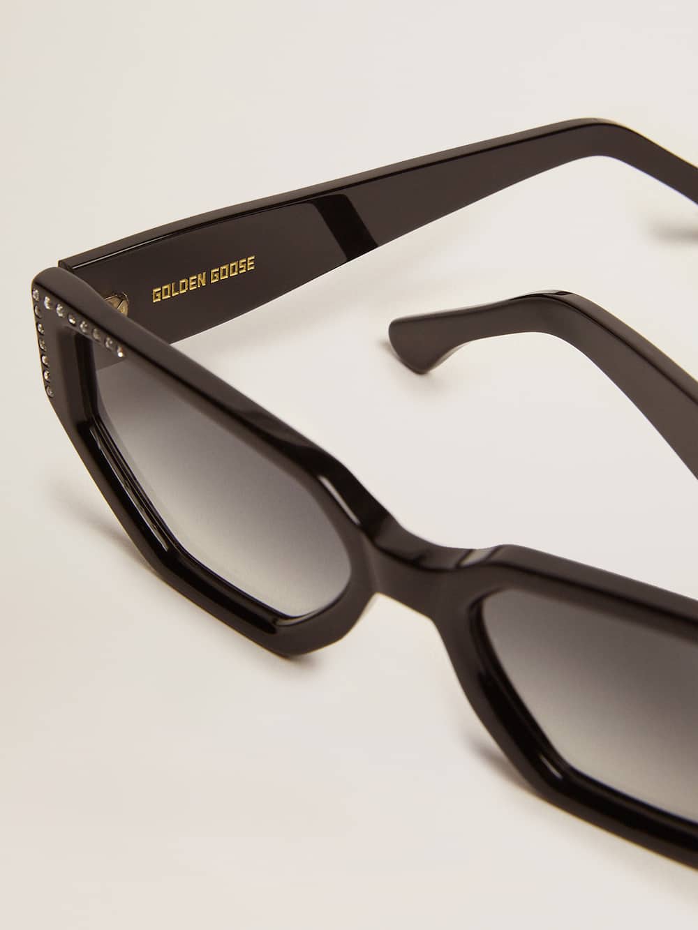 Golden Goose - Rechteckiges Sonnenbrillenmodell mit schwarzem Rahmen und Kristallen in 