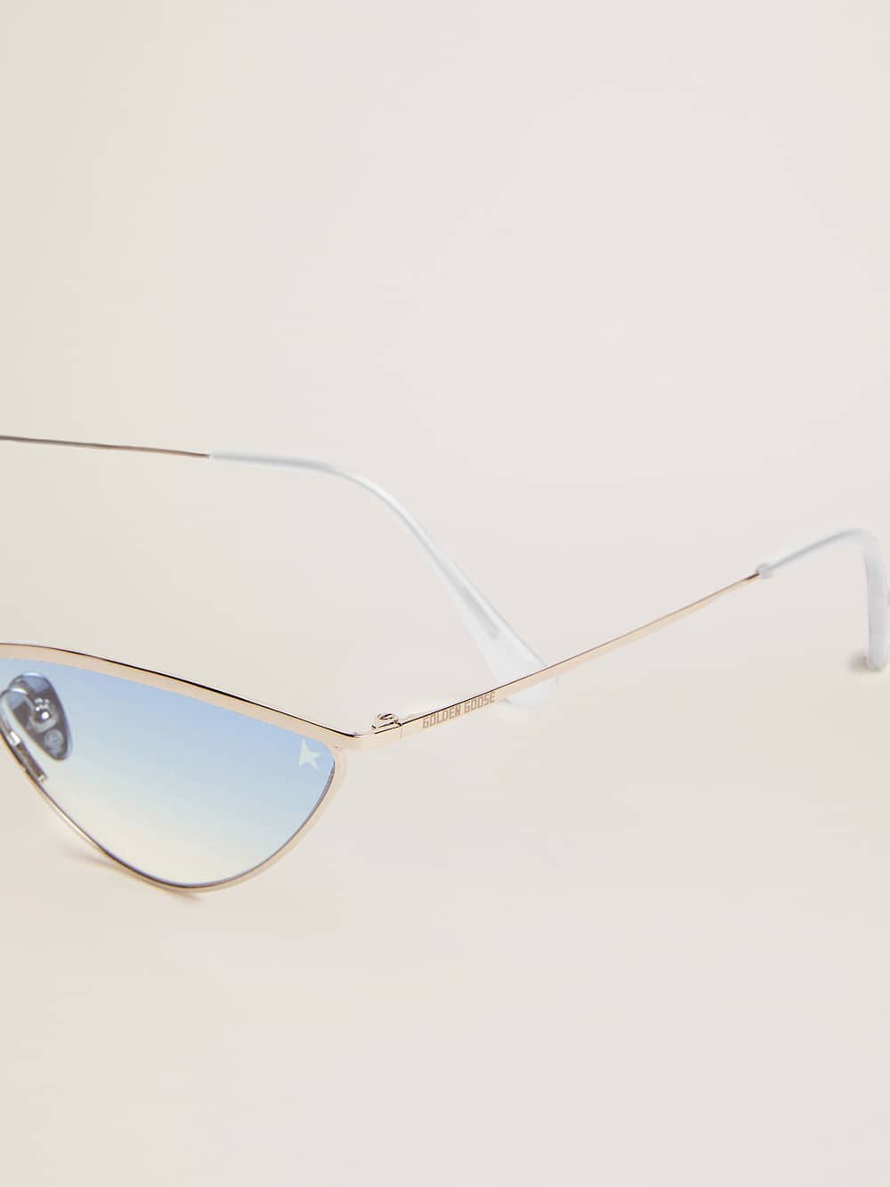 Golden Goose - Sonnenbrille im Cat-Eye-Stil mit silbernem Rahmen und blauen Gläsern in 
