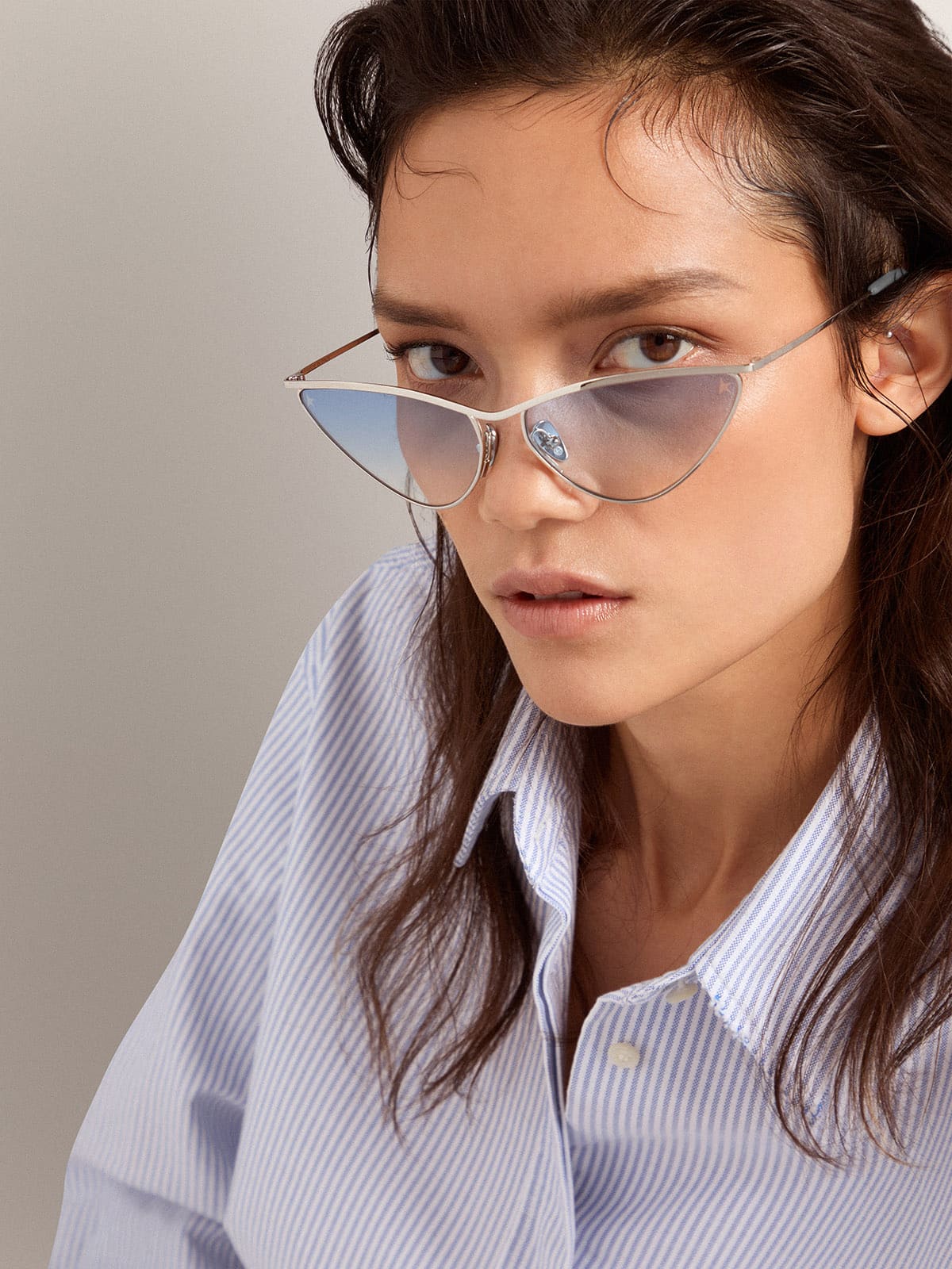 Golden Goose - Occhiali da sole modello cat eye montatura argento e lenti azzurre in 
