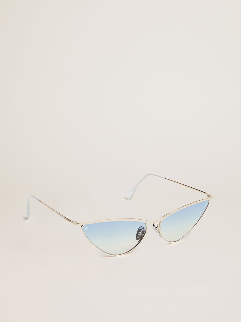 Sonnenbrille im Cat-Eye-Stil mit silbernem Rahmen und blauen Gläsern