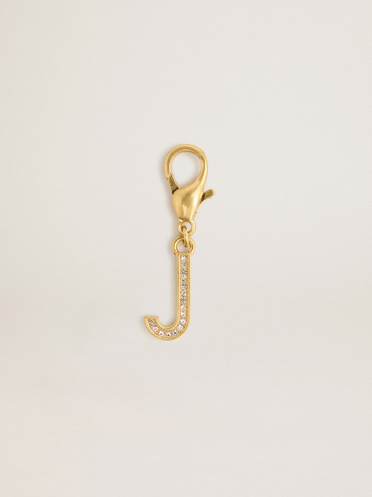 Charm aus goldfarbenem Messing in Form des Buchstabens J mit Glassteinchen Golden Goose