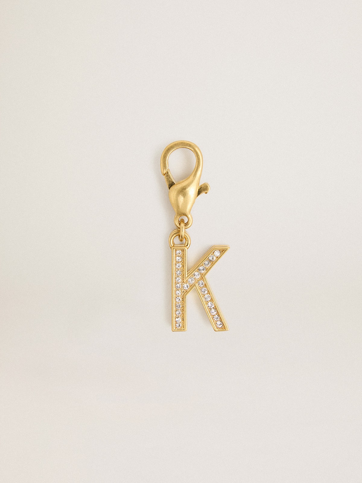 Golden Goose - Charm aus goldfarbenem Messing in Form des Buchstabens K mit Glassteinchen in 