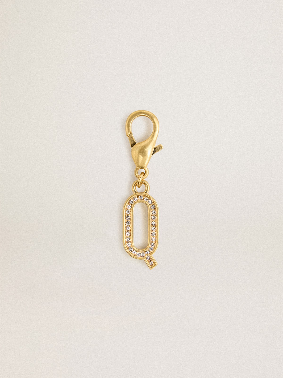 Golden Goose - Charm aus goldfarbenem Messing in Form des Buchstabens Q mit Glassteinchen in 