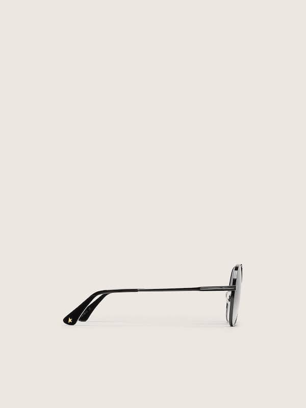 Gafas de sol modelo aviador con montura color metal y lentes grises