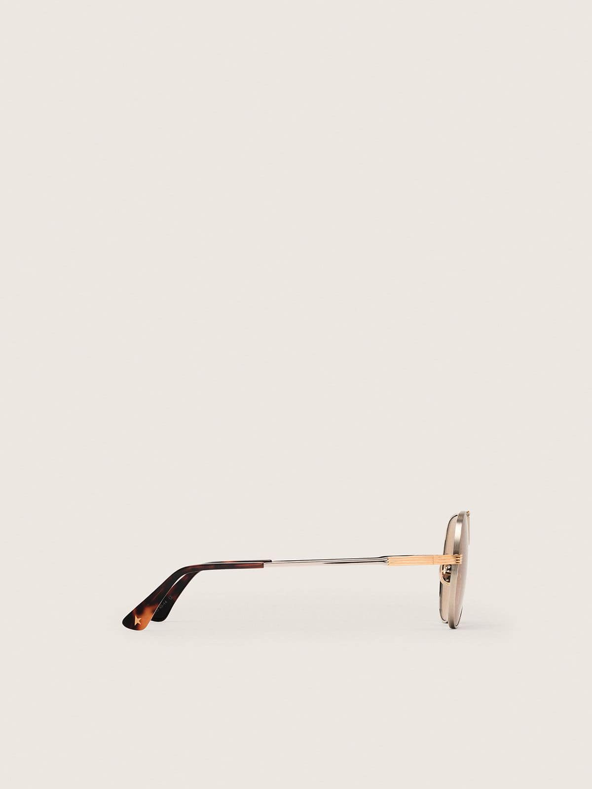 Gafas de sol modelo aviador con montura dorada y lentes beige