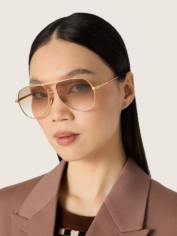 Sonnenbrille mit goldfarbenem Pilotengestell und beigefarbenen Gl&auml;sern