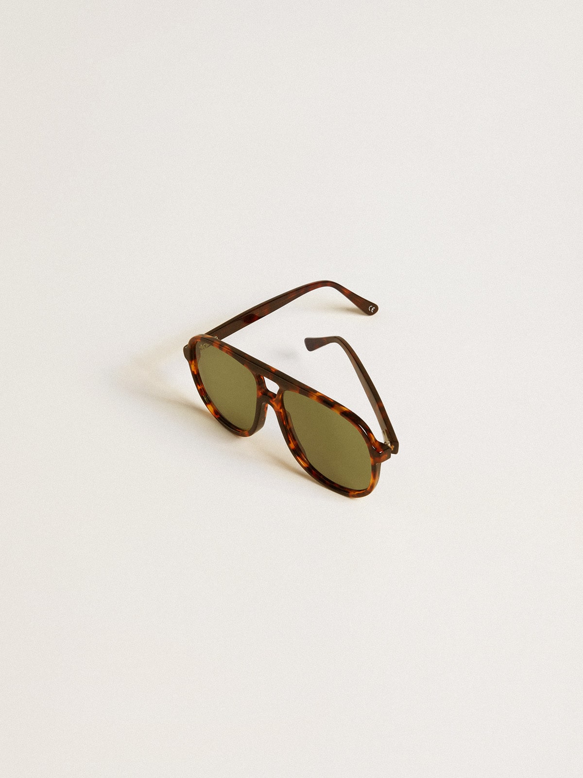 Golden Goose - Sonnenbrille mit havannabraunem Pilotengestell und grünen Gläsern  in 