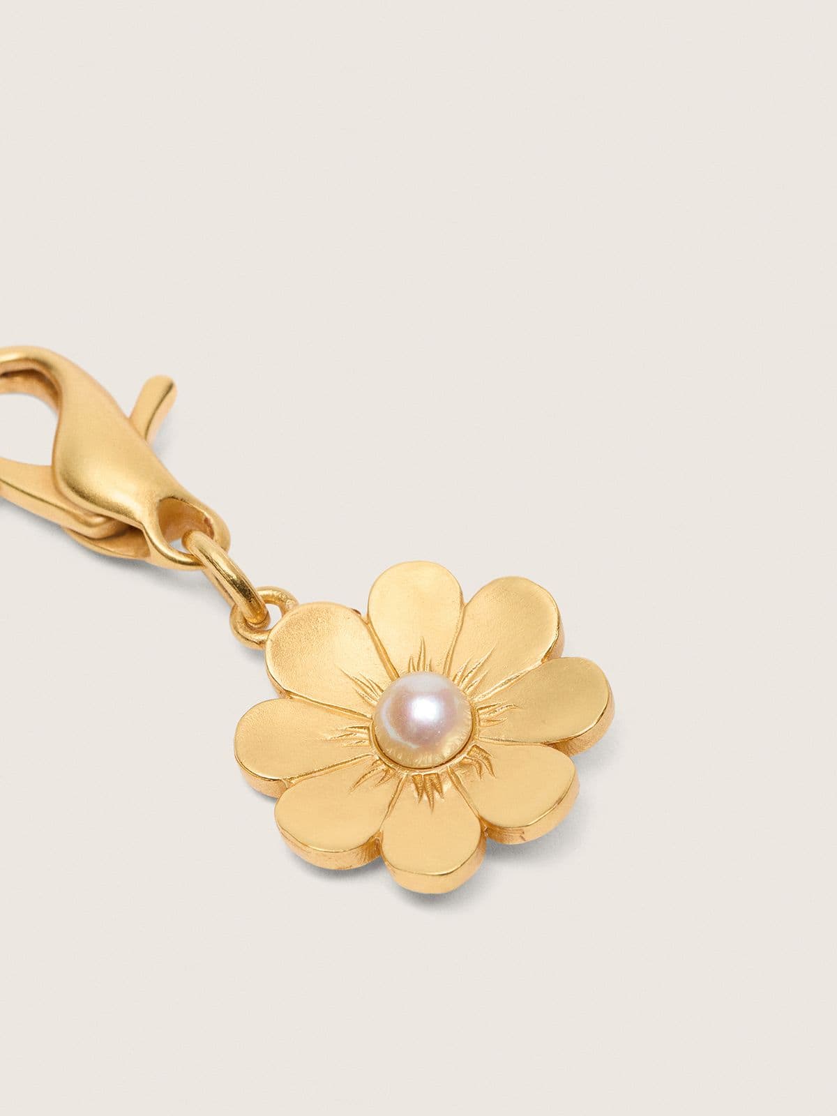 Daisy charm in gold-colored brass