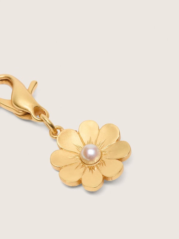 Daisy charm in gold-colored brass