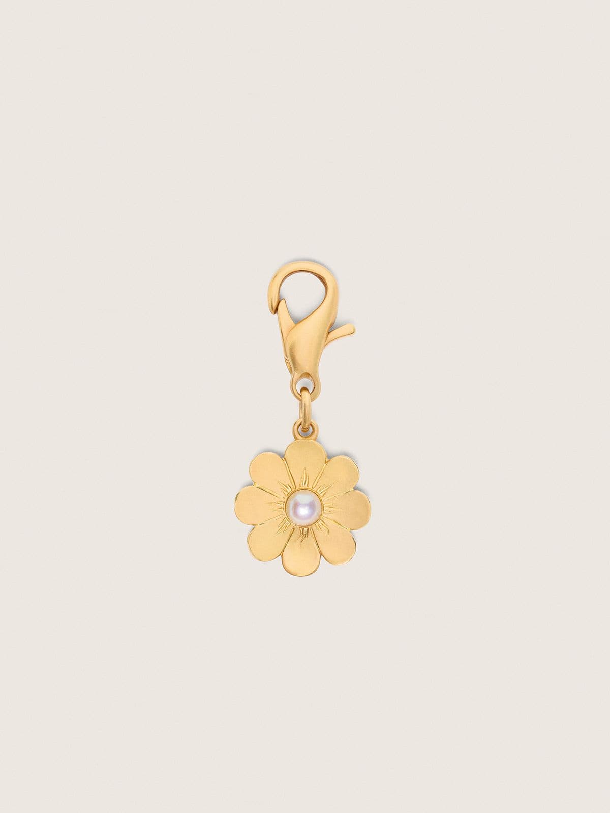 Daisy charm in gold-colored brass