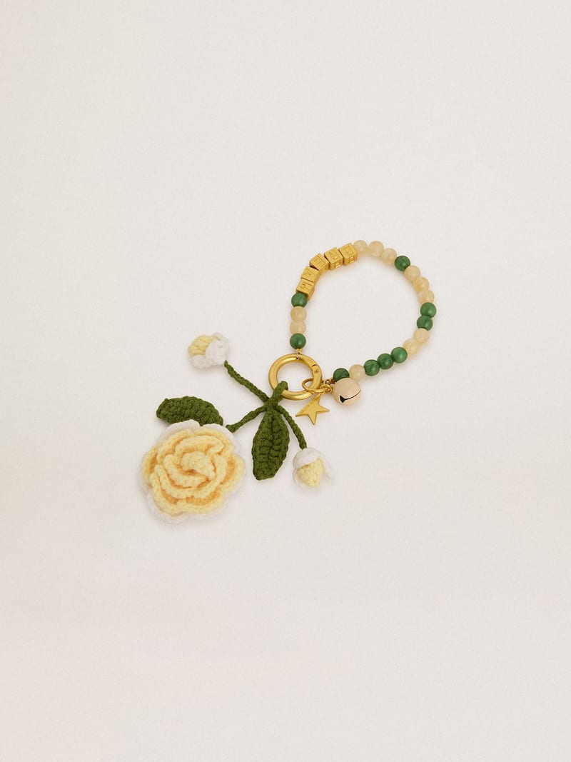 Golden Goose - Charm con rosa gialla in cotone crochet con catenina in perle in 