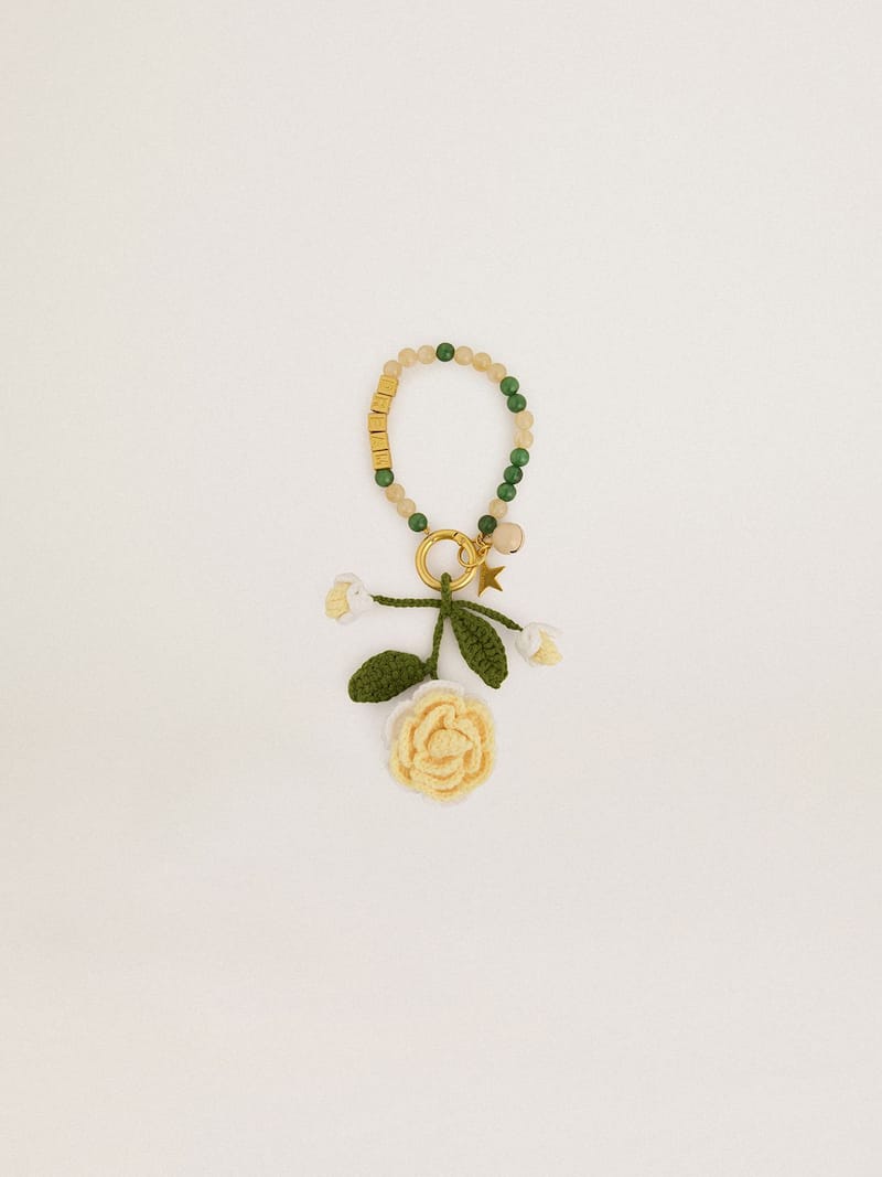 Gelber Charm in Rosenform aus gehäkelter Baumwolle mit Perlenkettchen