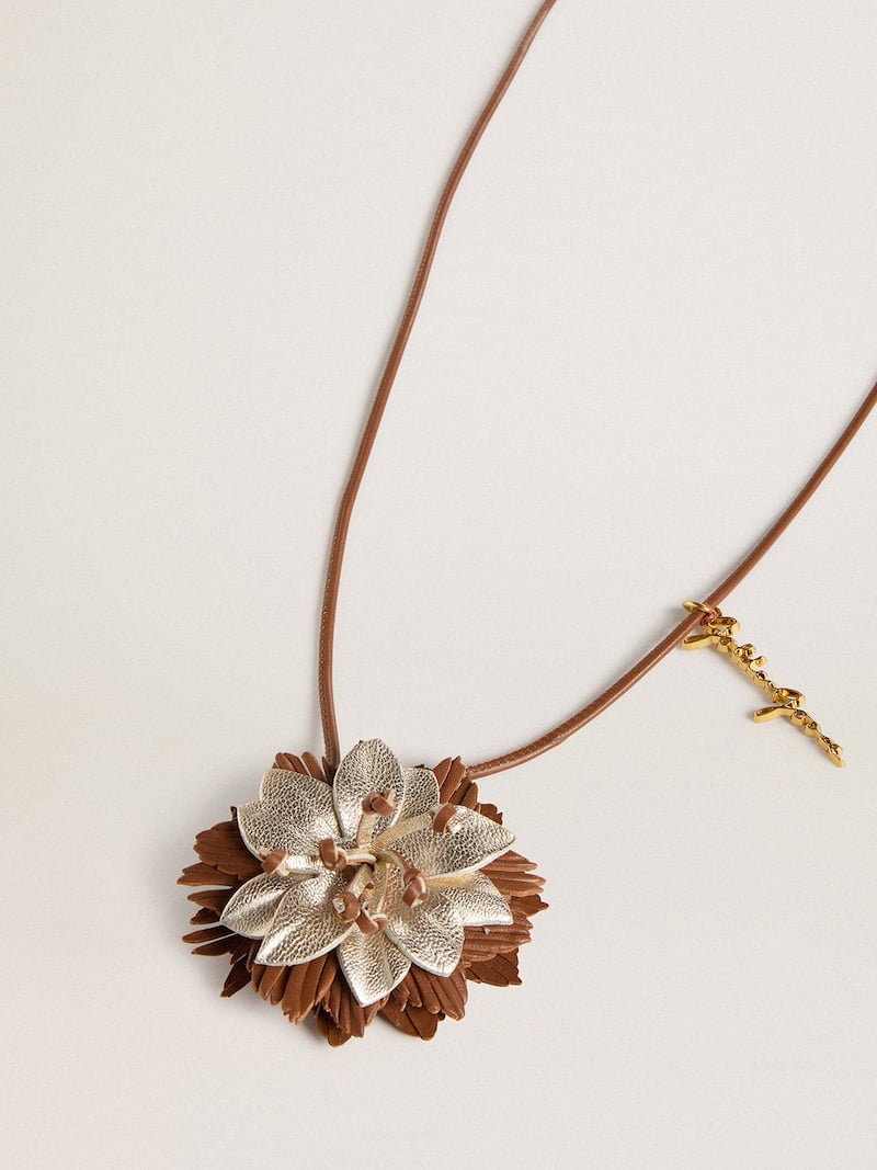 Golden Goose - Charm pendente in pelle a forma di fiore color cuoio e champagne in 
