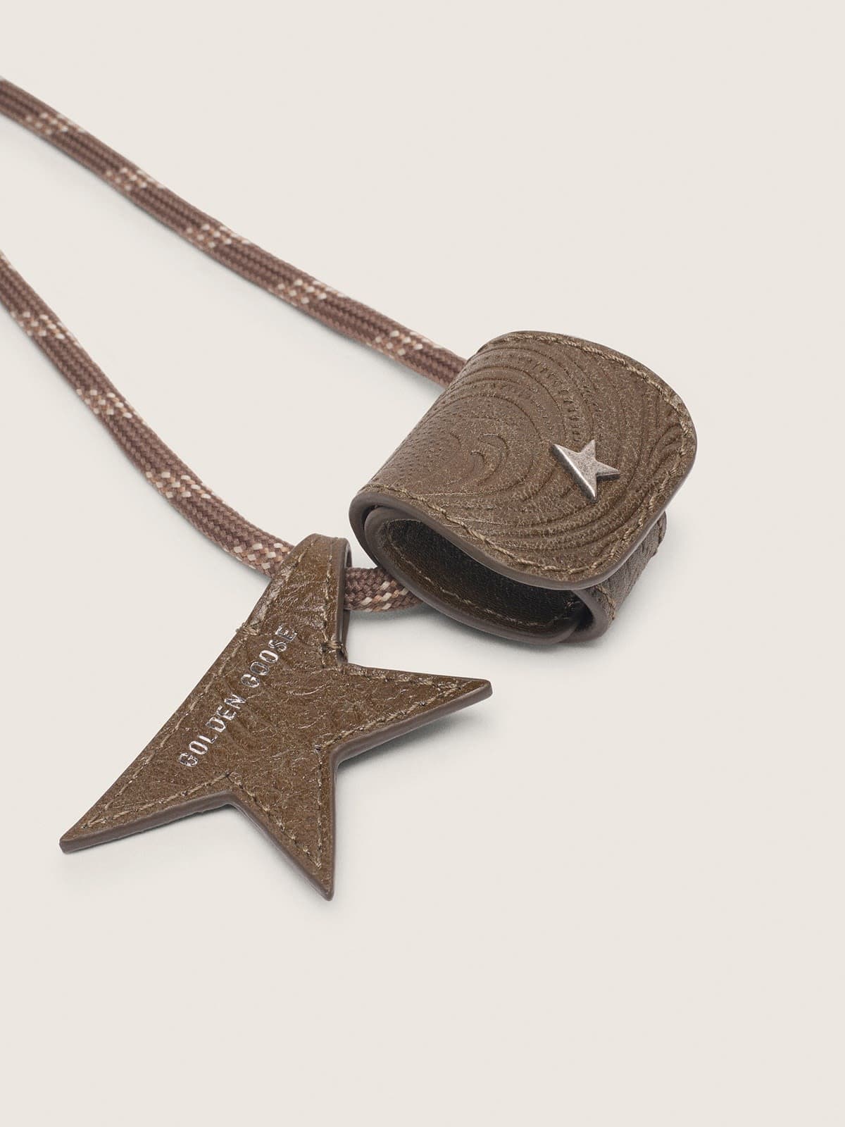 Golden Goose - Portagafas con cord&oacute;n de trekking de piel beige, clip con elaboraci&oacute;n floral y clip con forma de estrella in 