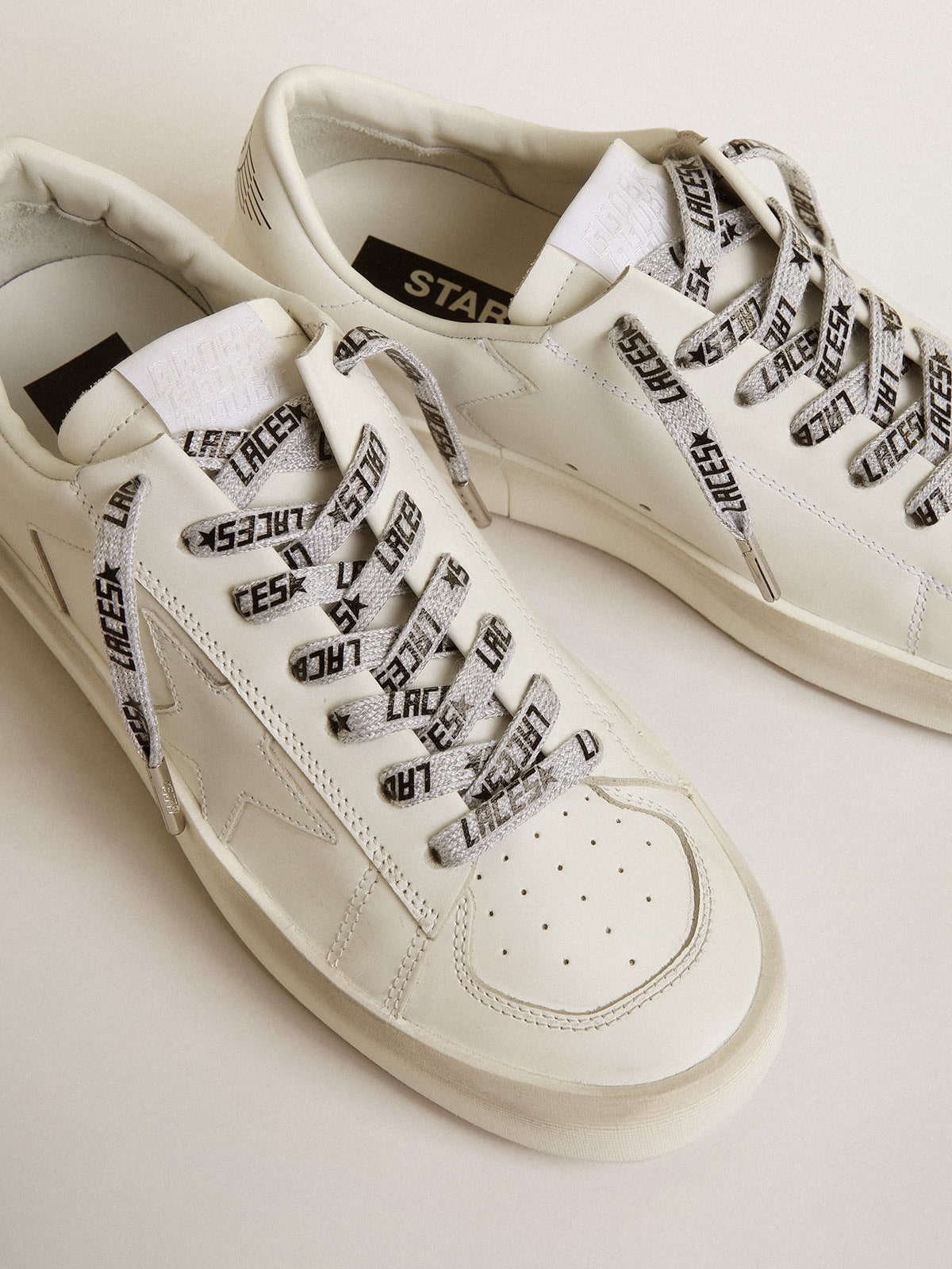 Golden Goose - Cadarços cor gelo com escritas Laces pretas em contraste in 