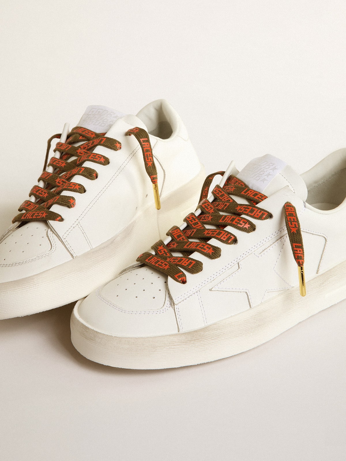 Golden Goose - Cadarços verde militar com escrita Laces laranja em contraste in 