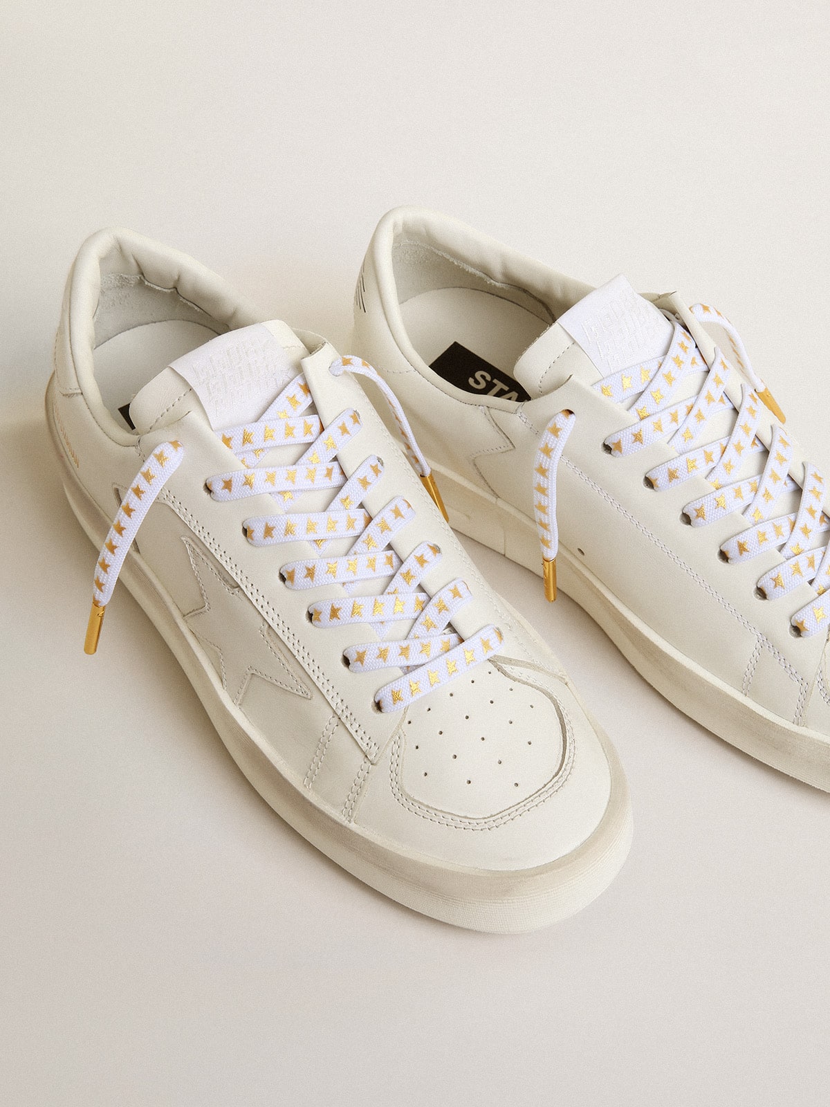 Golden Goose - Cordones blancos con estrellas doradas in 