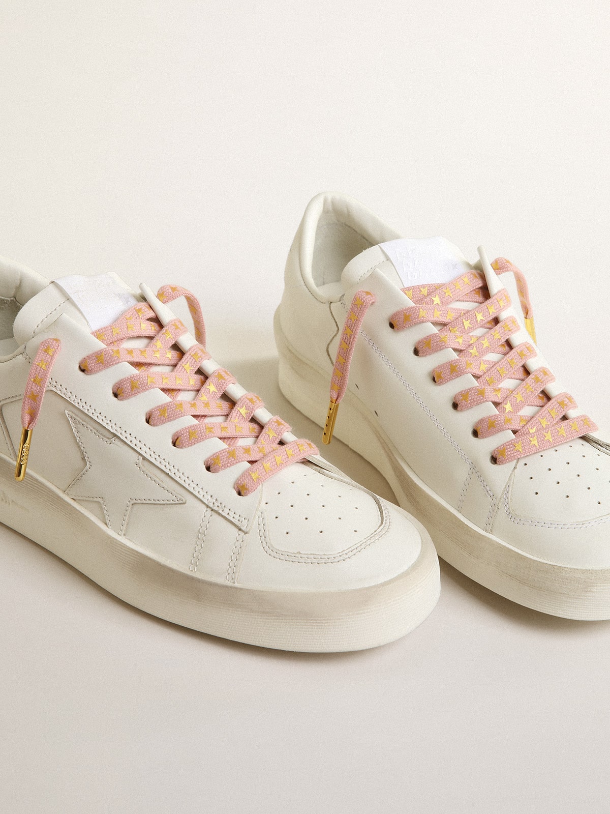 Golden Goose - Cordones color rosa antiguo con estrellas de color dorado en contraste in 