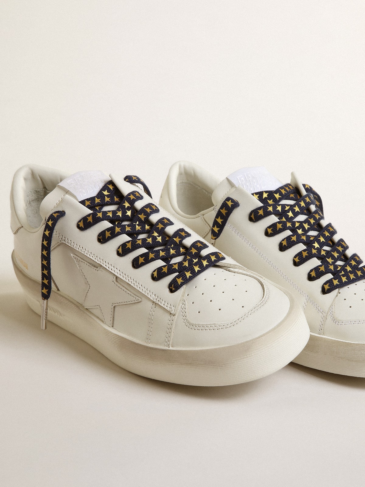 Golden Goose - Cordones color azul marino con estrellas de color dorado en contraste in 