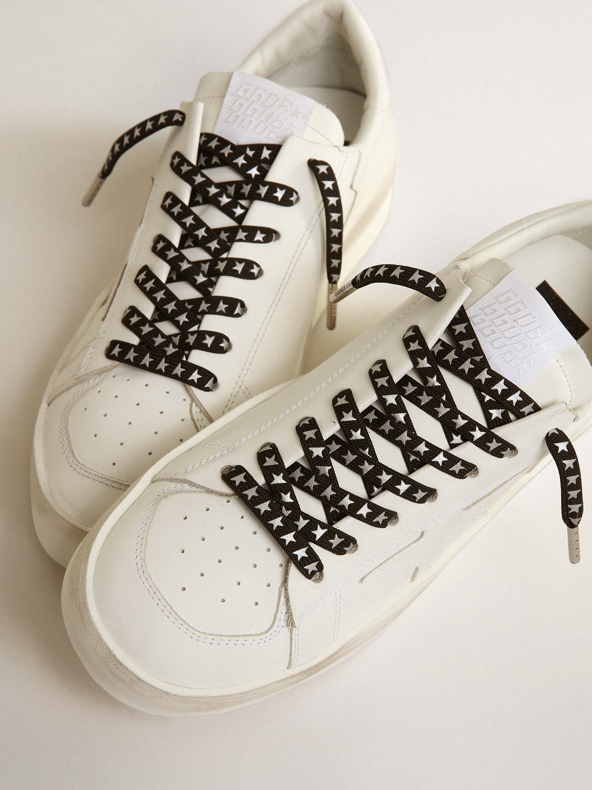 Golden Goose - Cordones negros con estrellas de color plateado en contraste in 