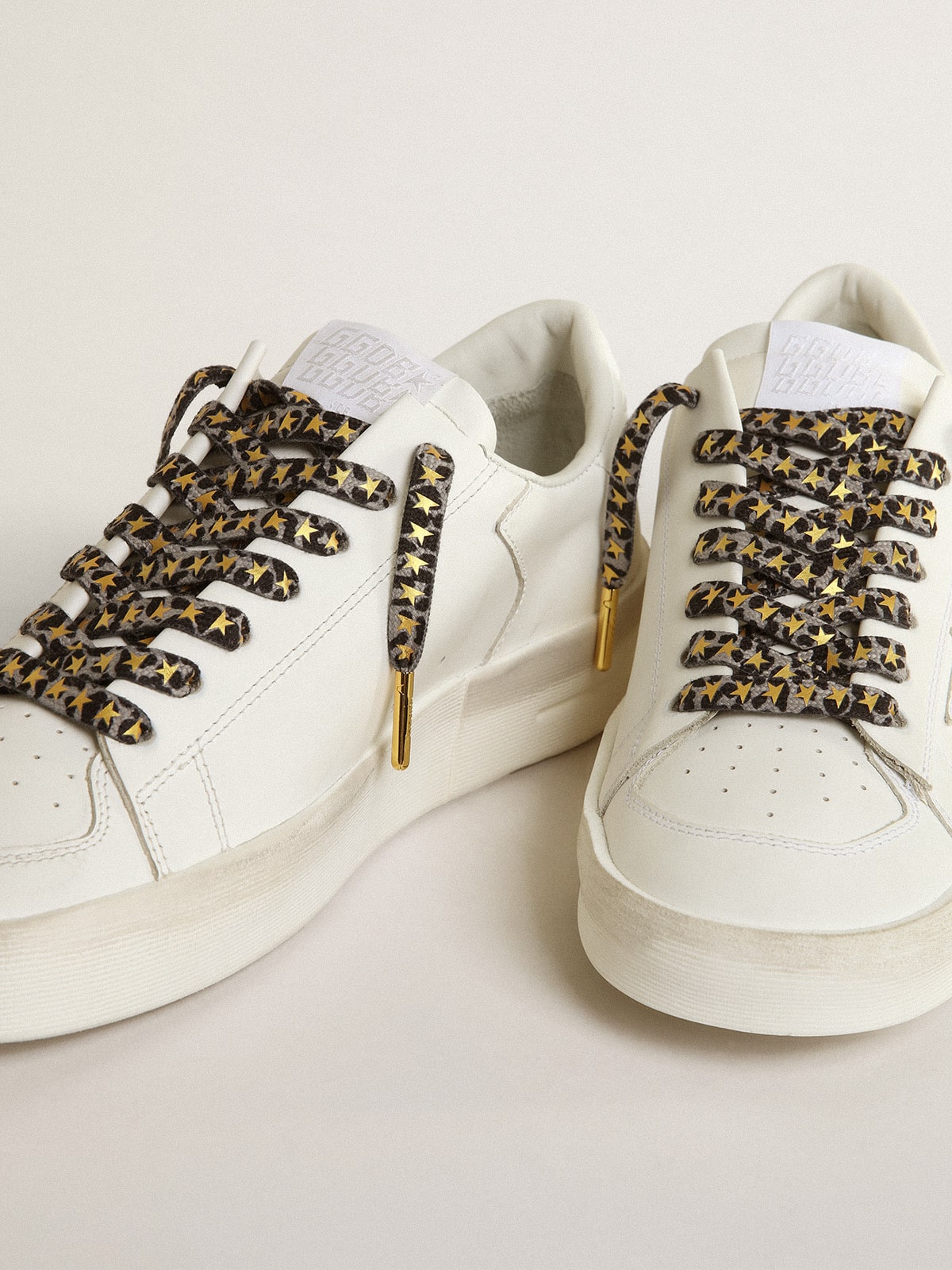 Golden Goose - Cordones moteados de color blanco y negro con estrellas de color dorado en contraste in 