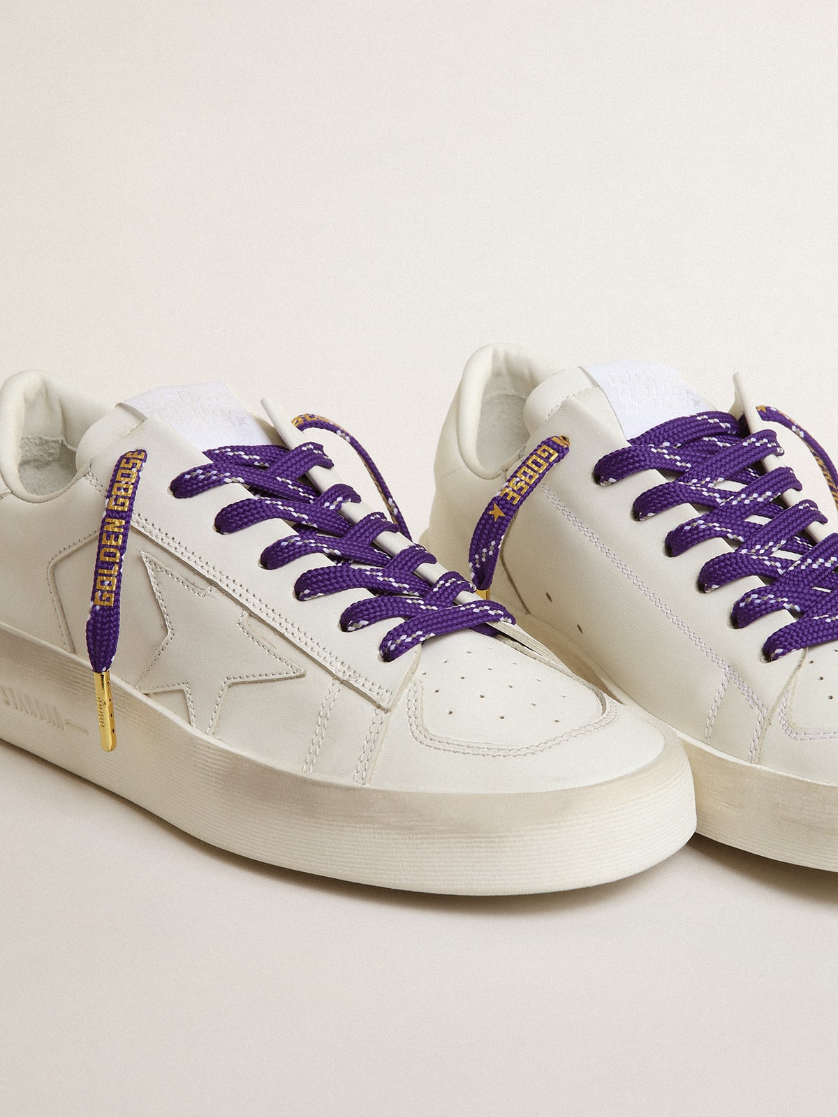 Golden Goose - Violette Schnürsenkel mit Verzierungen und kontrastierendem goldfarbenem Logo in 