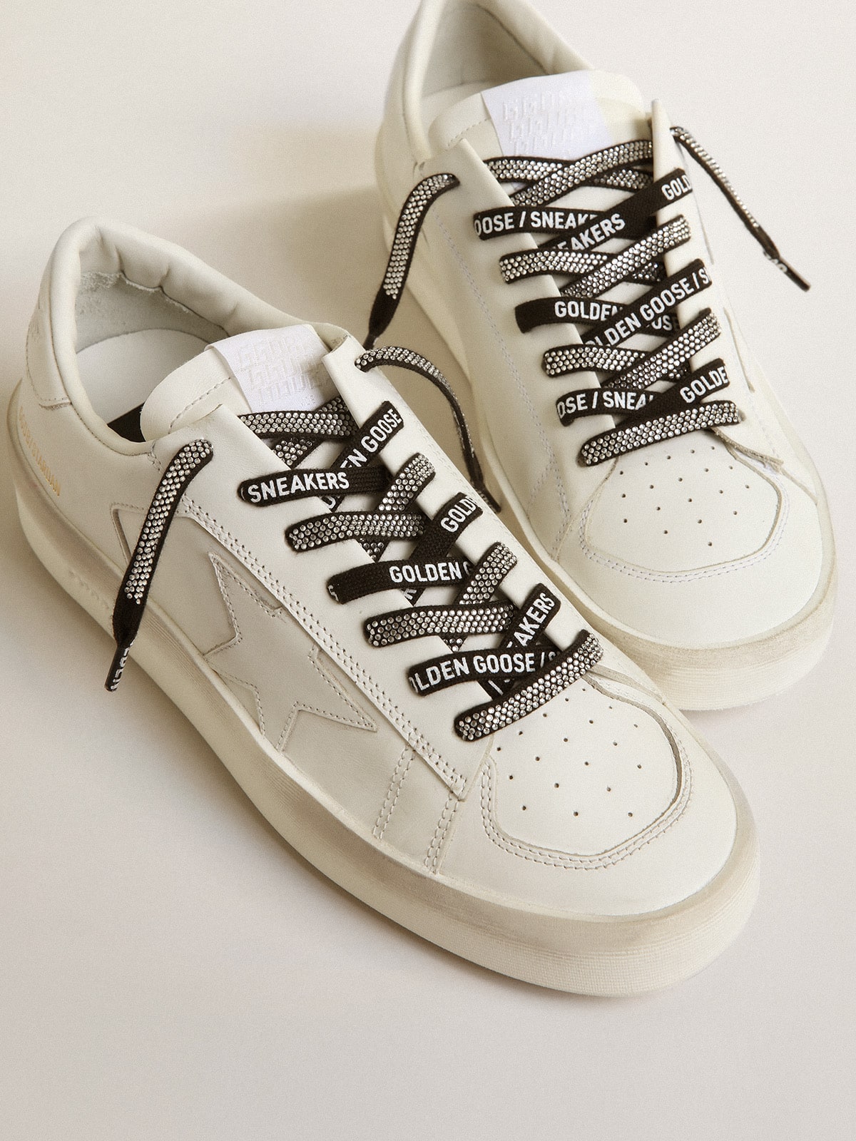 Golden Goose - Cadarços pretos com strass e escritas Golden Goose Sneakers brancas em contraste in 