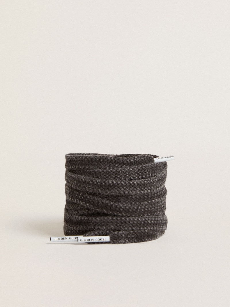 Cordones de algodón de color negro envejecido con terminal con logotipo
